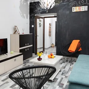 Old Deluxe - River View ! Apartment